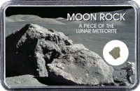 Mond Meteorit NWA 10317 (Motiv: Astronaut mit Mondgestein und Felsen) Mond Meteorit NWA 10317 (Motiv: Astronaut mit Mondgestein und Felsen)