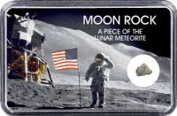 Mond Meteorit NWA 12697 (Motiv: Astronaut mit US-Flagge II) Mond Meteorit NWA 12697 (Motiv: Astronaut mit US-Flagge II)