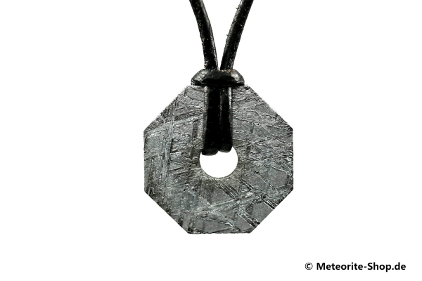 Eisen-Meteorit-Anhänger (Muonionalusta | Achteck-Donut | Kl. Ø | Rhodiniert) Vorderansicht Eisen-Meteorit-Anhänger (Muonionalusta | Achteck-Donut | Kl. Ø | Rhodiniert) Vorderansicht