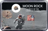 Mond Meteorit NWA 12697 (Motiv: Astronaut mit US-Flagge I) Mond Meteorit NWA 12697 (Motiv: Astronaut mit US-Flagge I)