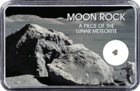 Mond Meteorit NWA 4881 (Motiv: Astronaut mit Mondgestein und Felsen) Mond Meteorit NWA 4881 (Motiv: Astronaut mit Mondgestein und Felsen)