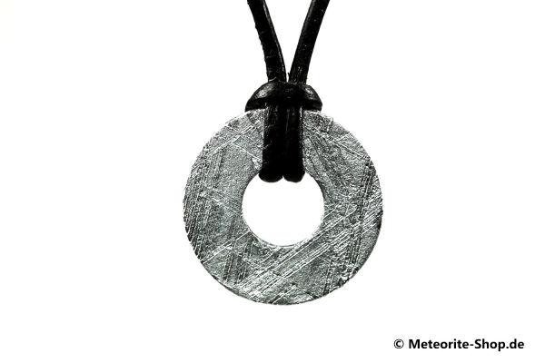 Eisen-Meteorit-Anhänger (Muonionalusta | Donut | Gr. Ø | versiegelt) - 8.50 g Eisen-Meteorit-Anhänger (Muonionalusta | Donut | Gr. Ø | versiegelt) - 8.50 g