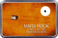 Mars Meteorit NWA 10628 (Motiv: Mars Rover Perseverance und Hubschrauber Ingenuity mit Fahrspur auf Marsoberfläche aus Vogelperspektive) Mars Meteorit NWA 10628 (Motiv: Mars Rover Perseverance und Hubschrauber Ingenuity mit Fahrspur auf Marsoberfläche aus Vogelperspektive)